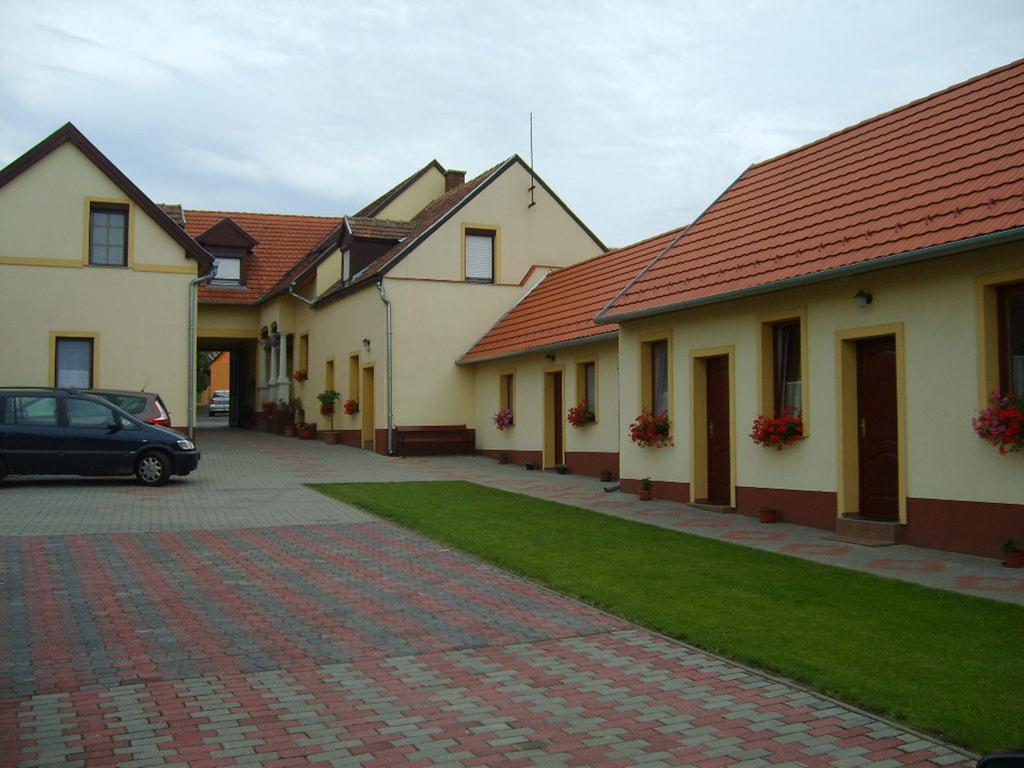 לינה וארוחת בוקר Fertőrákos Szuts Panzio מראה חיצוני תמונה